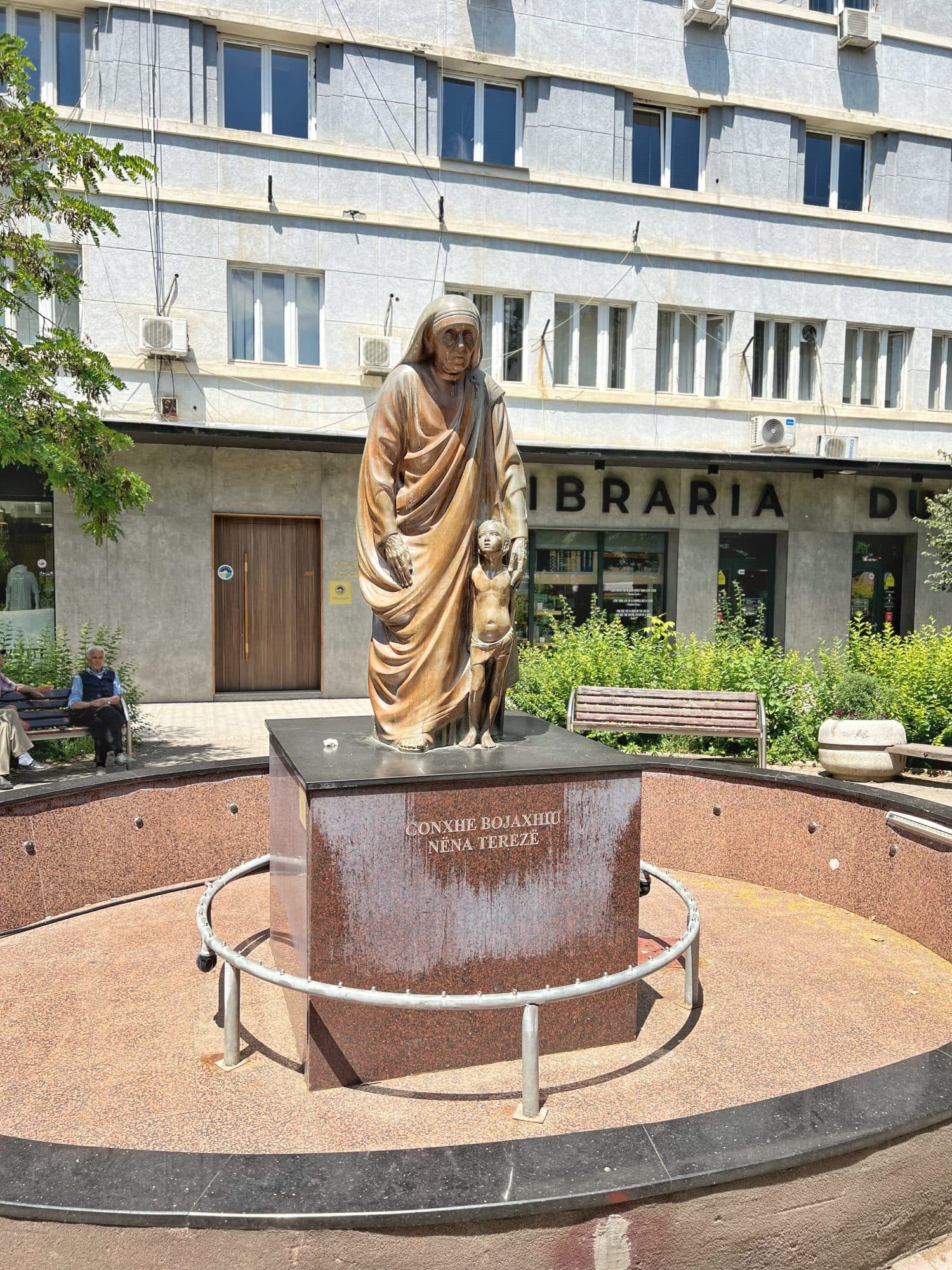Mother Teresa Square (Sheshi Nënë Tereza), Pristina